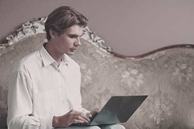 Get the Girl: 10 Ways to Master the Art of Dating 3 Online dating